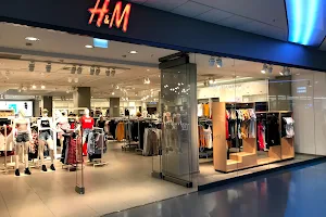 H&M image