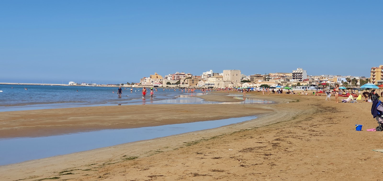 Foto de Spiaggia Pietre Nere - lugar popular entre os apreciadores de relaxamento