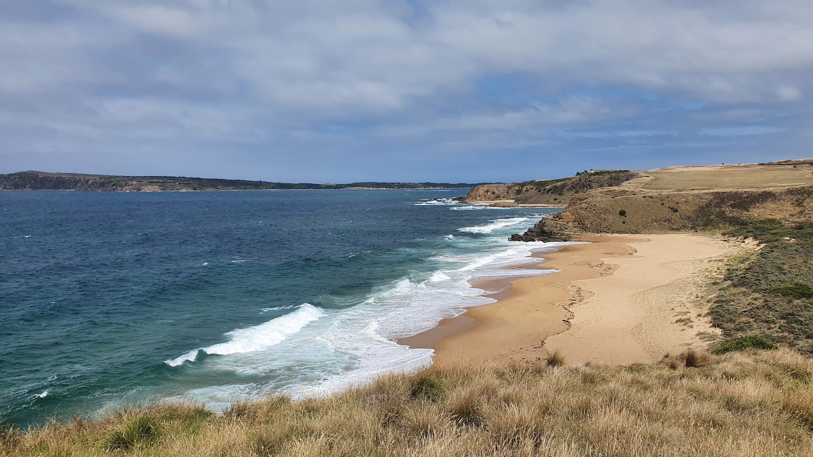 Foto di Bore Beach con una superficie del sabbia luminosa