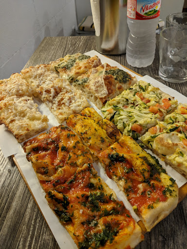 Pizzpazz Pizzería