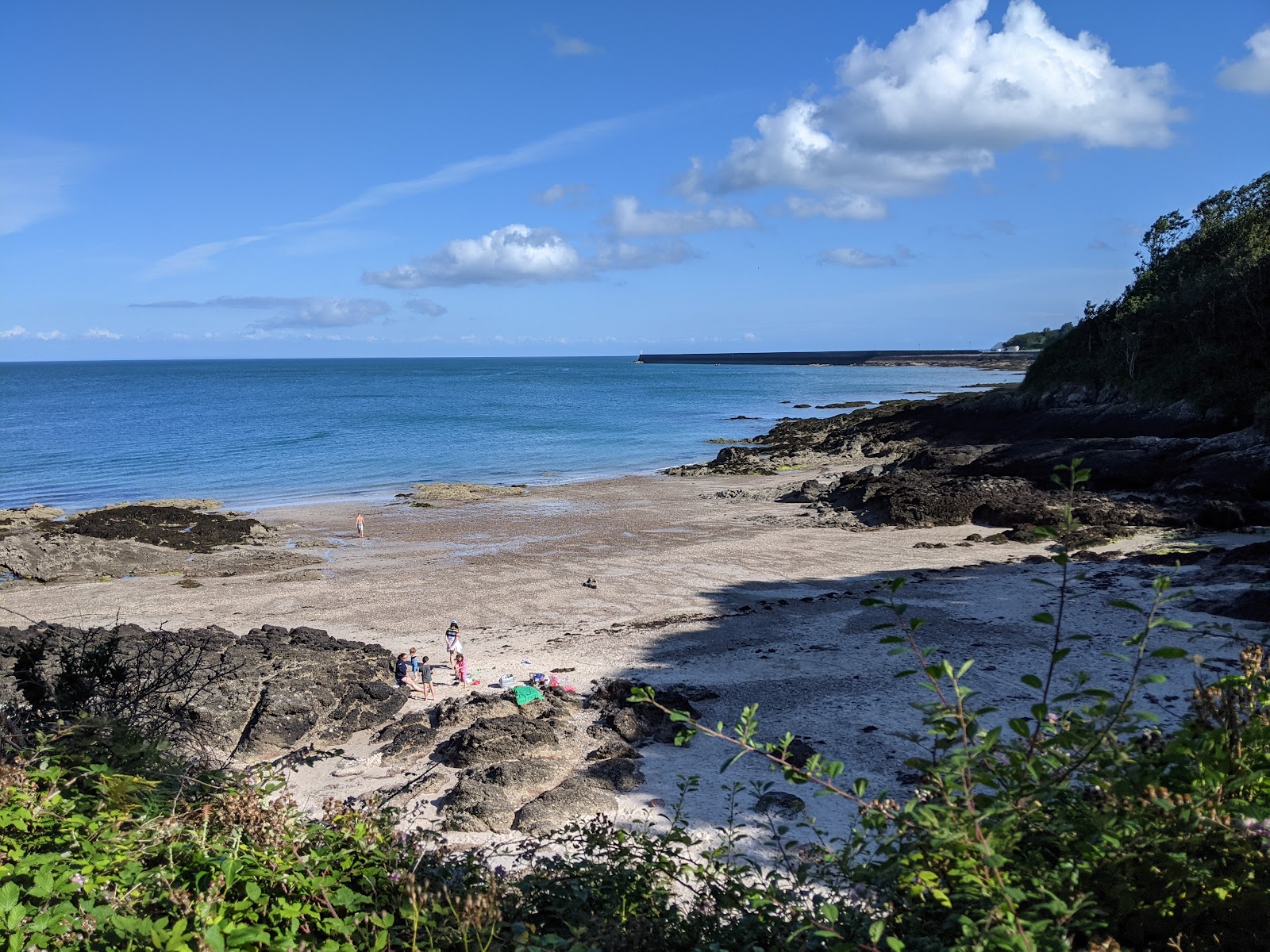 Foto von La Coupe Bay mit beiger sand & kies Oberfläche
