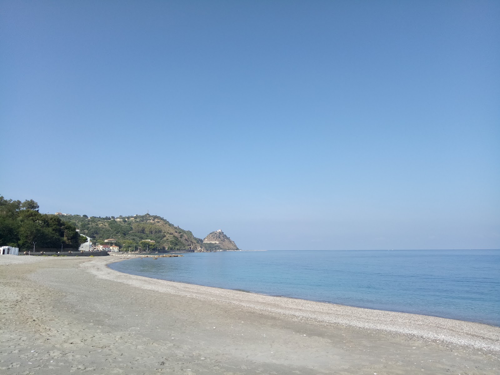 Foto von Spiaggia di San Gregorio und die siedlung