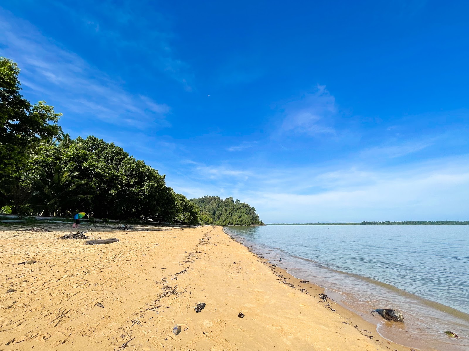 Pasir Panjang Beach的照片 带有蓝色的水表面