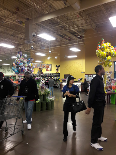 Grocery Store «Kroger», reviews and photos, 4777 Kenard Ave, Cincinnati, OH 45232, USA