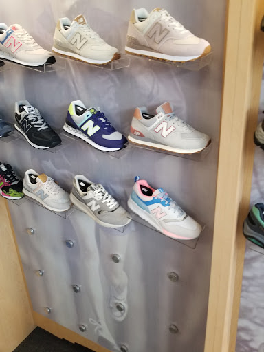 Shoe Store «New Balance Chicago», reviews and photos, 2369 N Clark Street, Chicago, IL 60614, USA