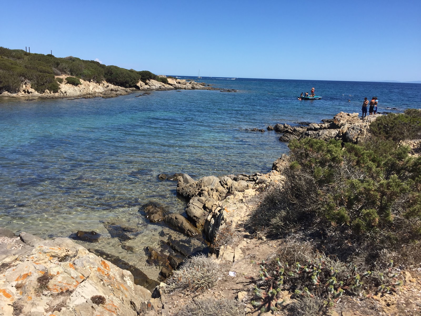 Cala Lupo'in fotoğrafı küçük koy ile birlikte