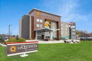 La Quinta Inn & Suites by Wyndham Shorewood image