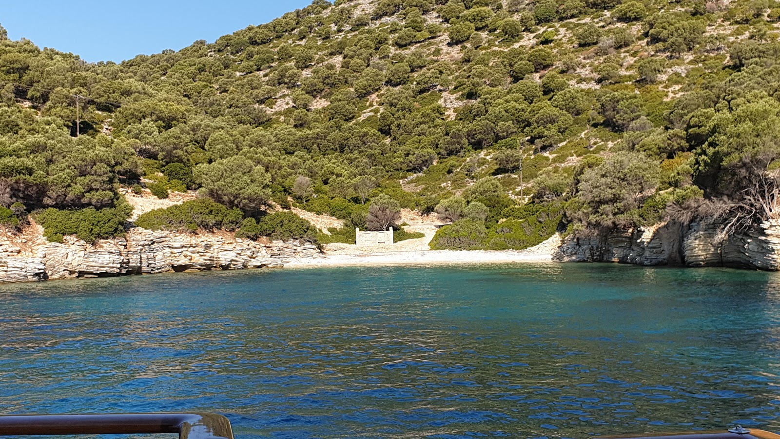 Foto van Kastos beach VI met lichte kiezelsteen oppervlakte