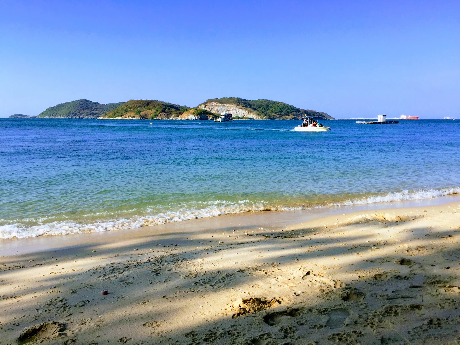 Foto di Kho Kang Kao Beach con una superficie del sabbia beige e ciottoli