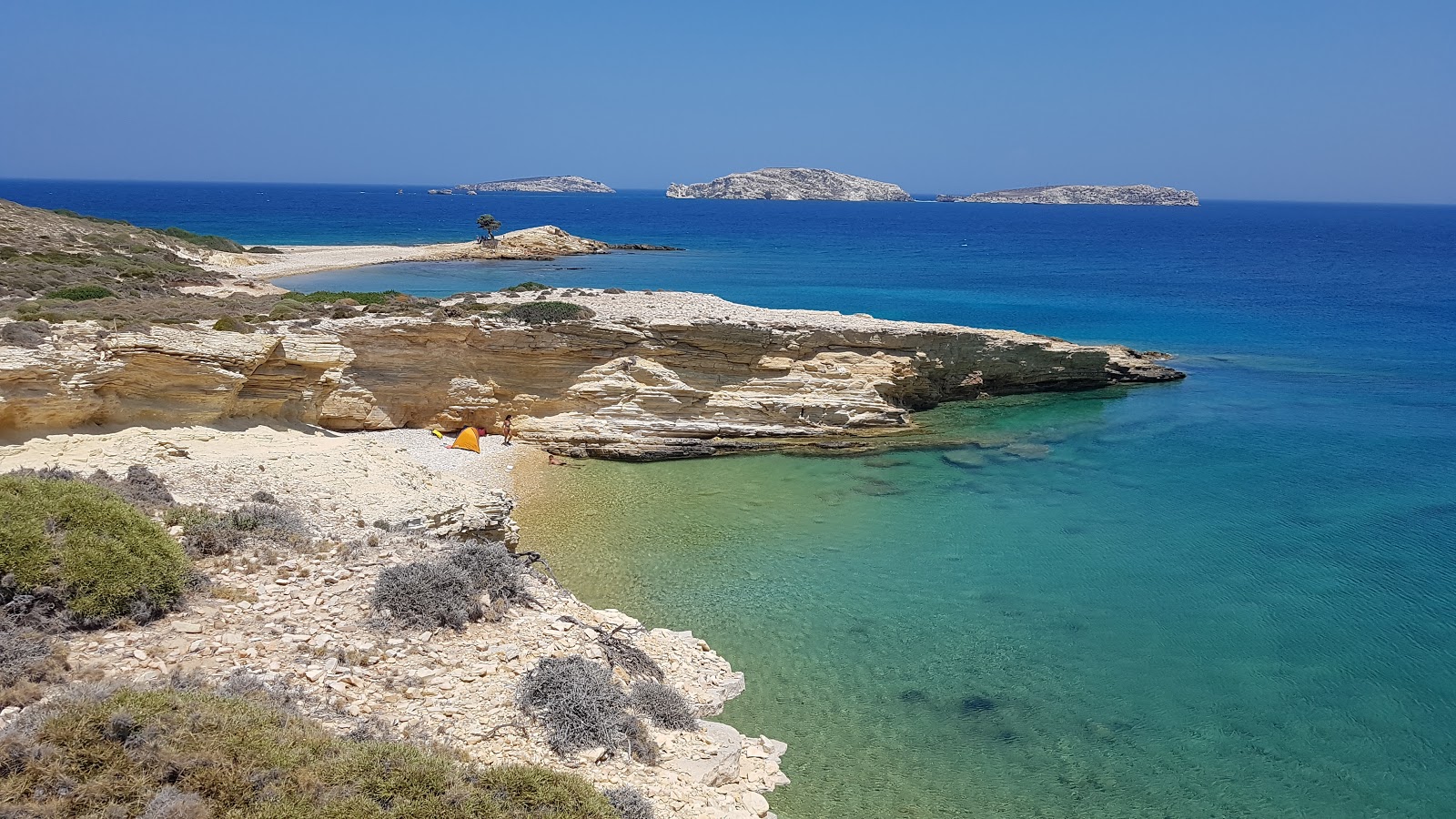 Foto di Monodendri beach II con una superficie del ciottoli beige