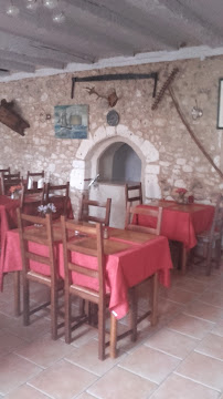 Atmosphère du Restaurant français Auberge La Marmite à Saint-Pierre-de-Côle - n°7