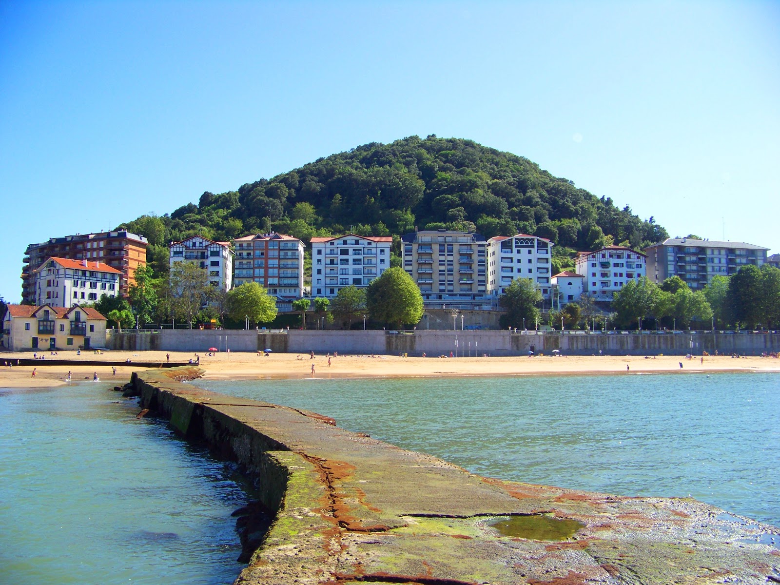 Photo of Playa Lekeitio and the settlement