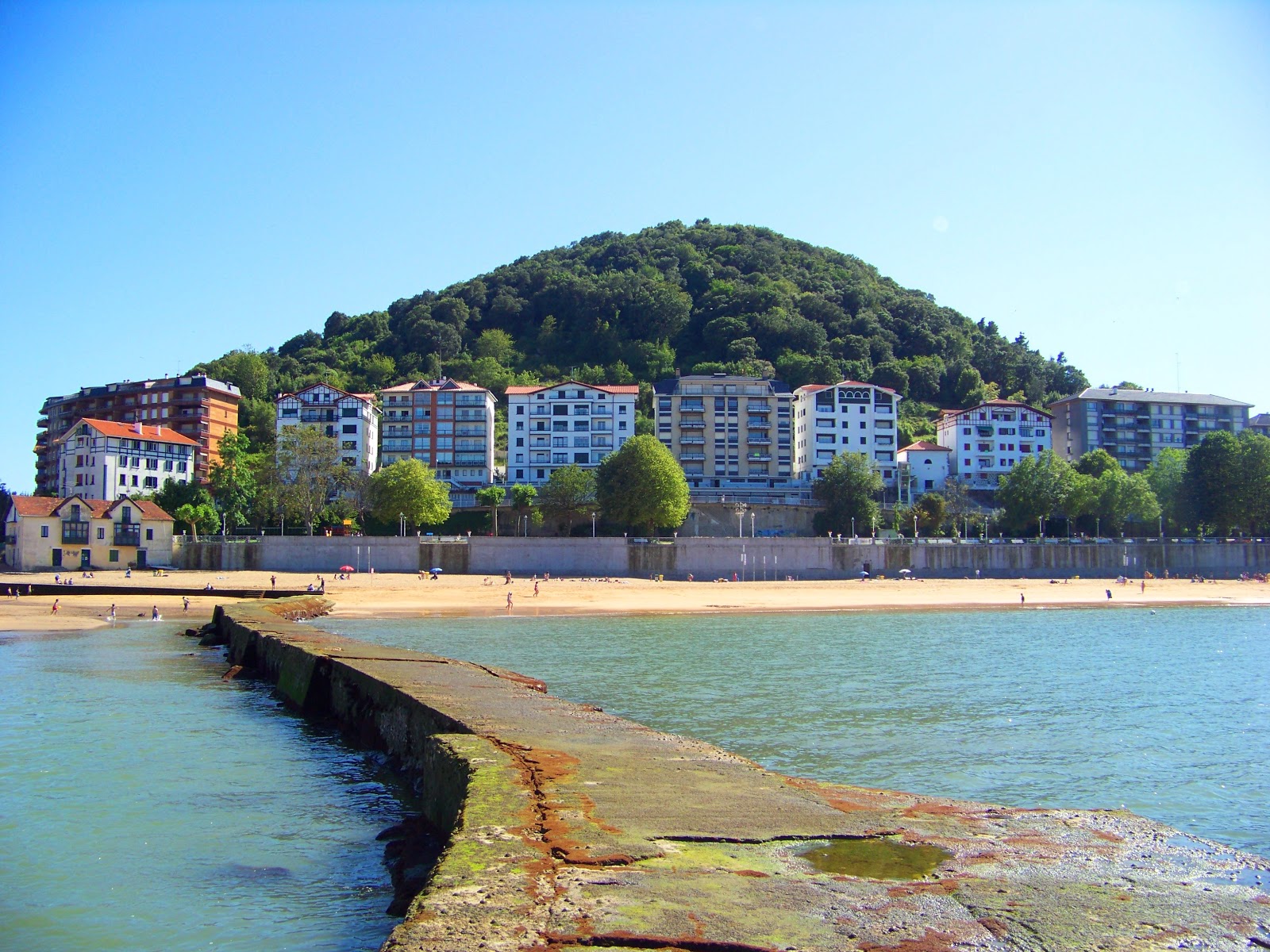 Photo de Playa Lekeitio entouré de montagnes