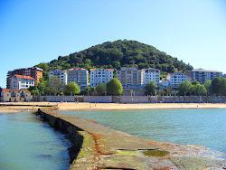 Photo de Playa Lekeitio entouré de montagnes