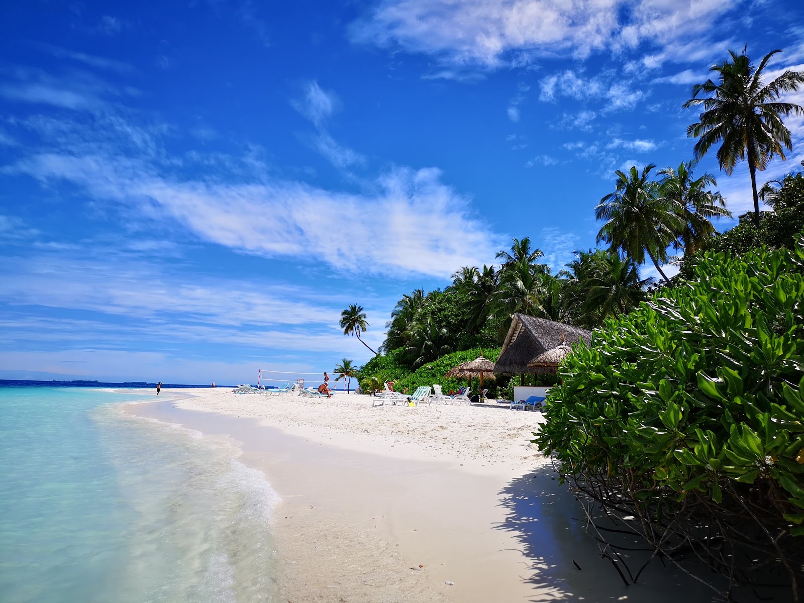 Foto av Fihalhohi Island Resort med vit fin sand yta