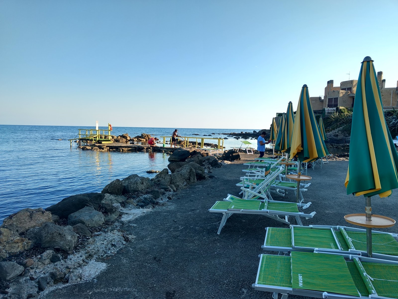 Fotografija Santa Marinella beach III z betonski pokrov površino