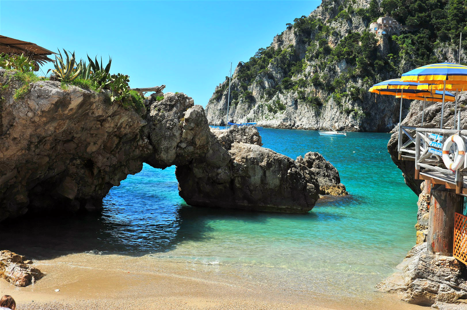 Foto de Playa de Marina Piccola con guijarro blanco superficie