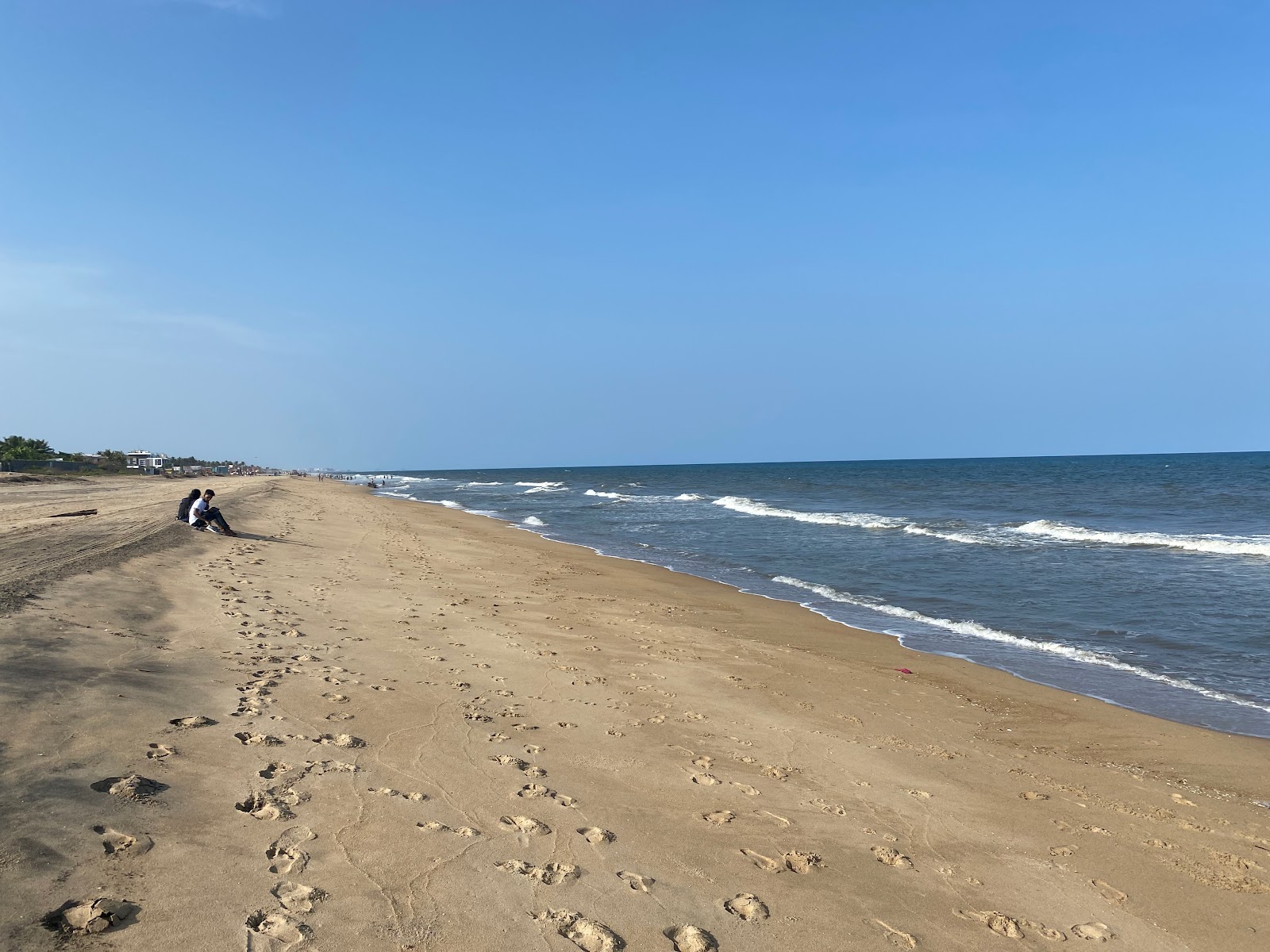 Fotografija ECR Beach z svetel pesek površino
