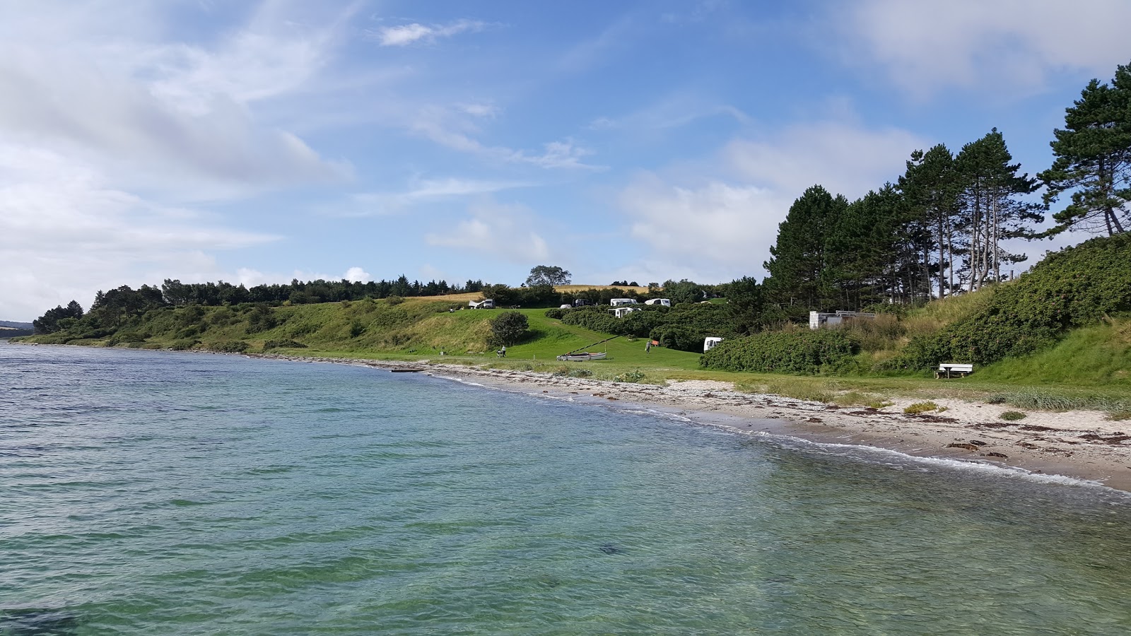 Foto af Fuglsø Strand med lang lige kyst