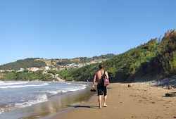 Foto di Plage Tizirine sorretto da scogliere