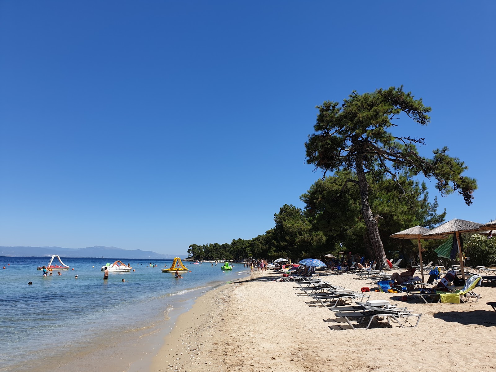Foto di Pachis beach con una superficie del sabbia bianca