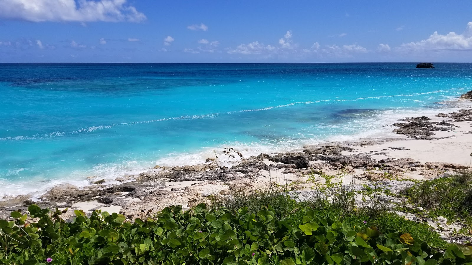 Foto von Exuma Palms beach mit heller feiner sand Oberfläche