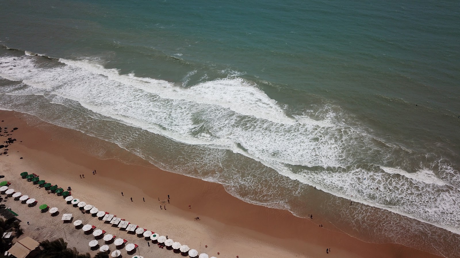 Fotografija Plaža ljubezni obkrožen z gorami