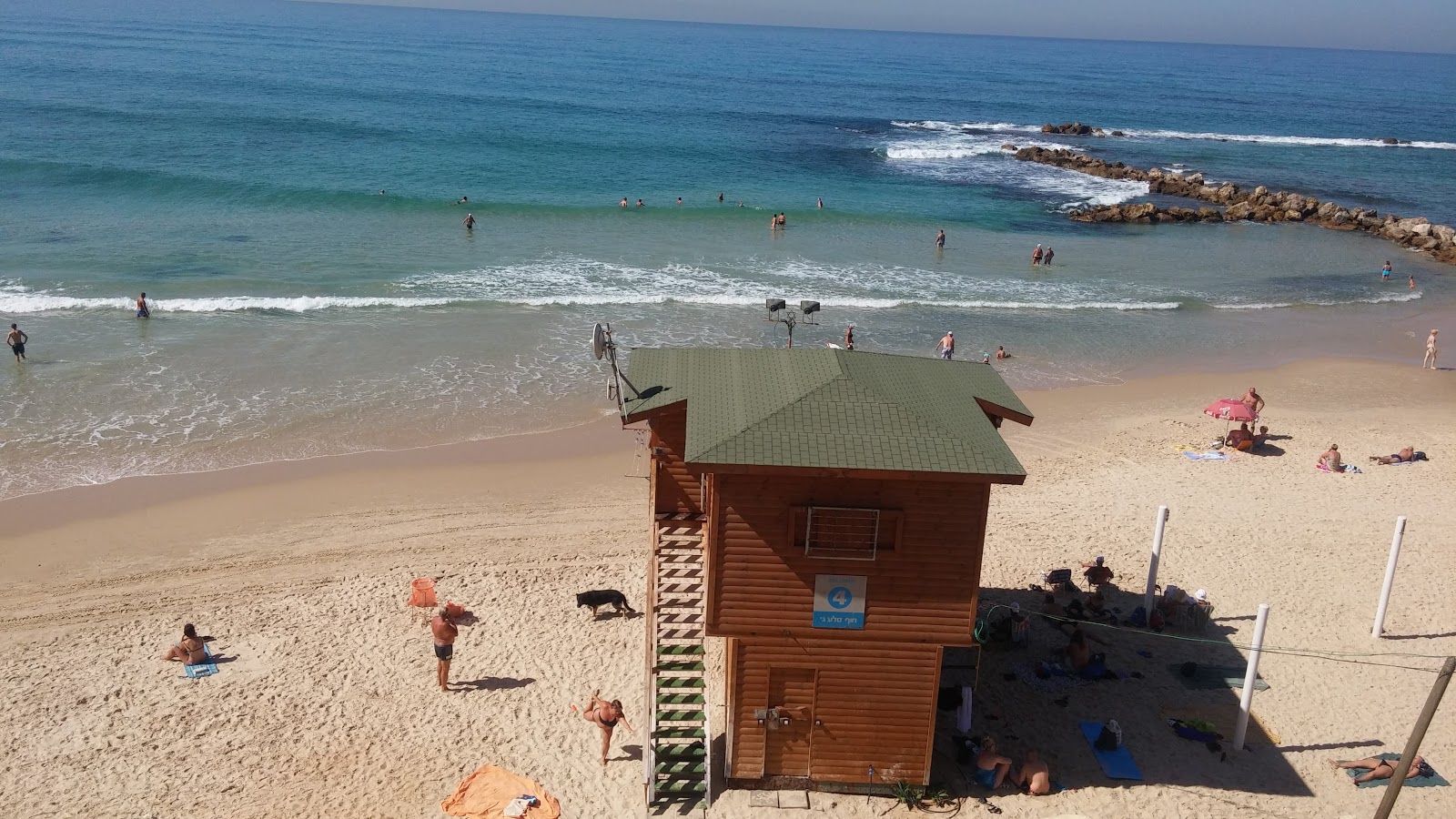 Zdjęcie Yerushalayim beach z powierzchnią turkusowa czysta woda