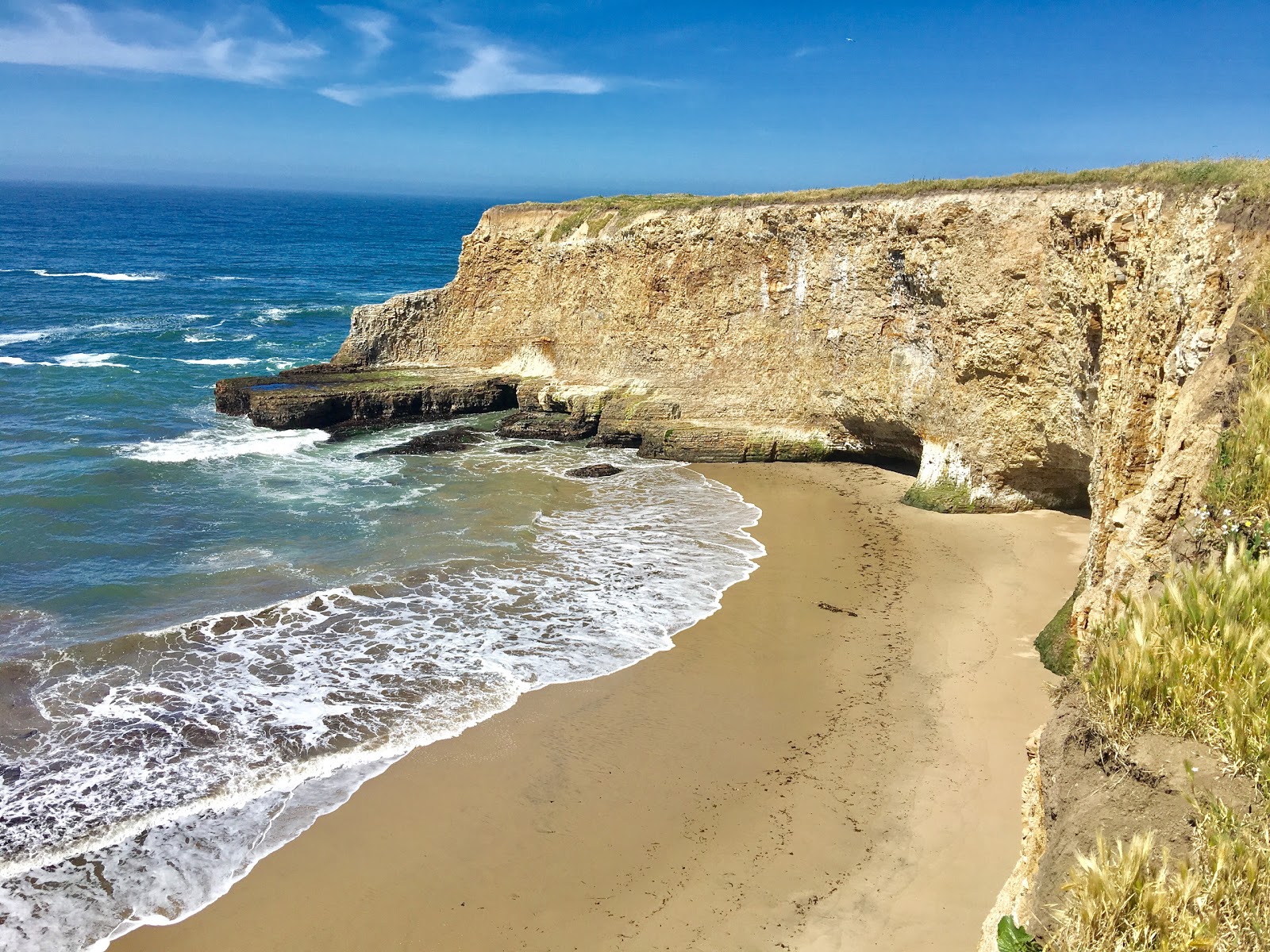 Foto von Davenport Beach mit kleine, beiger kiesel Oberfläche