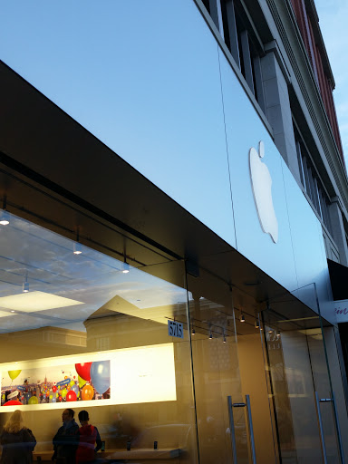 Computer Store «Apple Bayshore», reviews and photos, 5715 N Centerpark Way, Glendale, WI 53217, USA