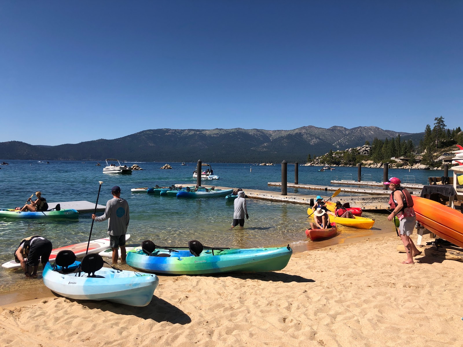 Sand Harbor Beach'in fotoğrafı uçurumlarla desteklenmiş