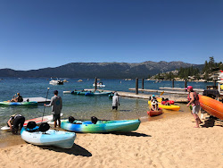 Sand Harbor Beach'in fotoğrafı uçurumlarla desteklenmiş