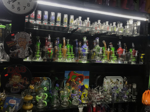 Tobacco Shop «The Hub Smoke Shop & Gifts», reviews and photos, 6410 N Oak Trafficway, Kansas City, MO 64118, USA