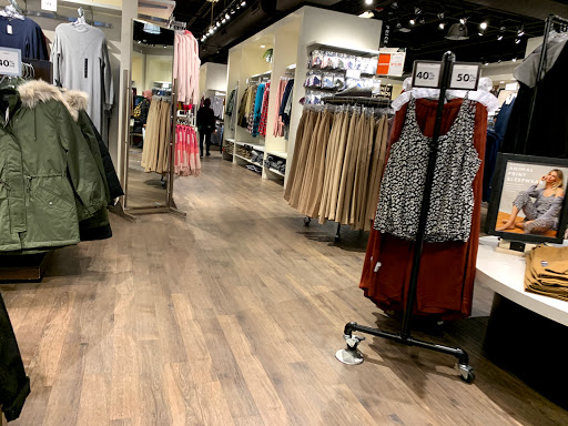 Clothing Store «Banana Republic Factory Store», reviews and photos, 1911 Chestnut St, Philadelphia, PA 19103, USA