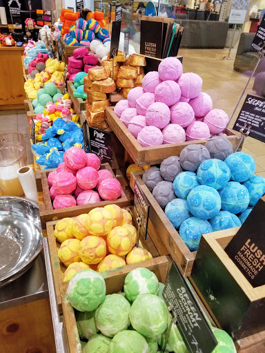 Lush, 311 Daniel Webster Hwy, Nashua, NH 03060, USA, 