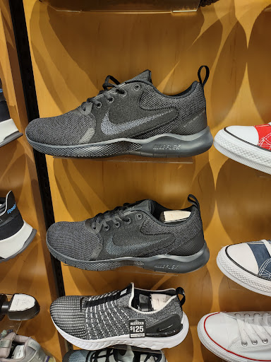 Shoe Store «Foot Locker», reviews and photos, 20505 S Dixie Hwy, Cutler Bay, FL 33189, USA