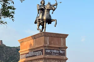 Rajput Samrat Shree PrithviRaj Chauhan Statue image