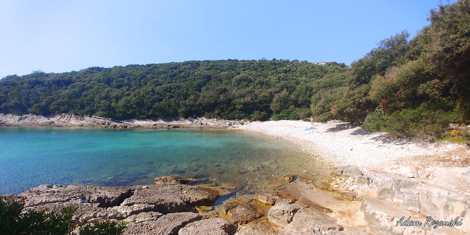 Photo de Kavran beach protégé par des falaises