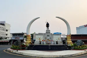 Phraya Surin Phakdi Si Narong Changwang (Pum) Monument image