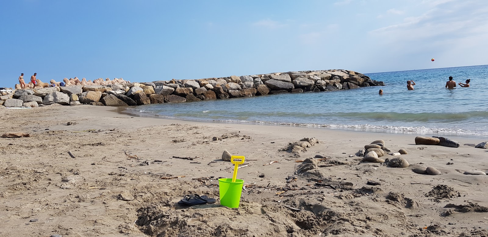 Valokuva Spiaggia Baia Verdeista. pinnalla sininen vesi:n kanssa