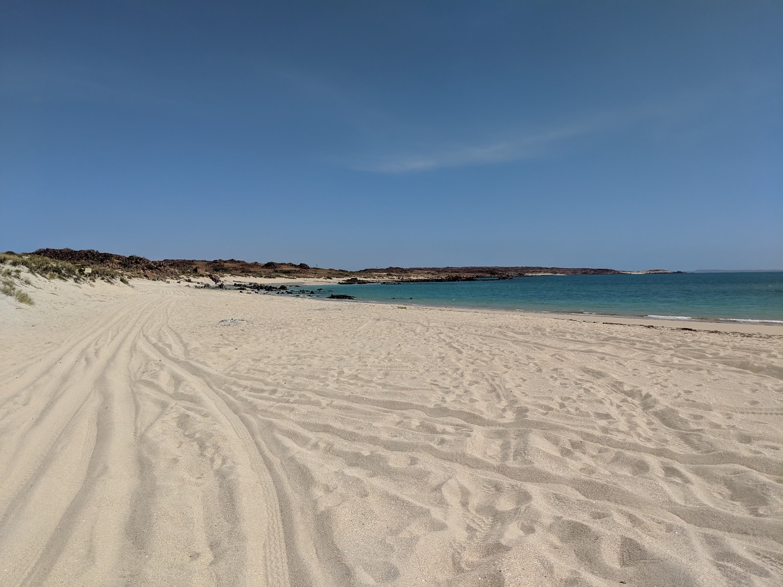 Foto di Conzinc Bay Beach con una superficie del sabbia luminosa