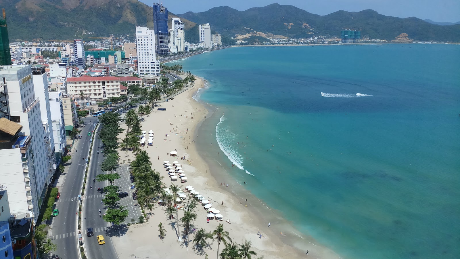 Foto di Spiaggia di Hon Chong con dritto e lungo