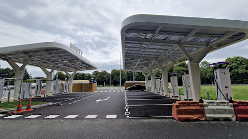 Borne de recharge de véhicules électriques IONITY Station de recharge Pamproux