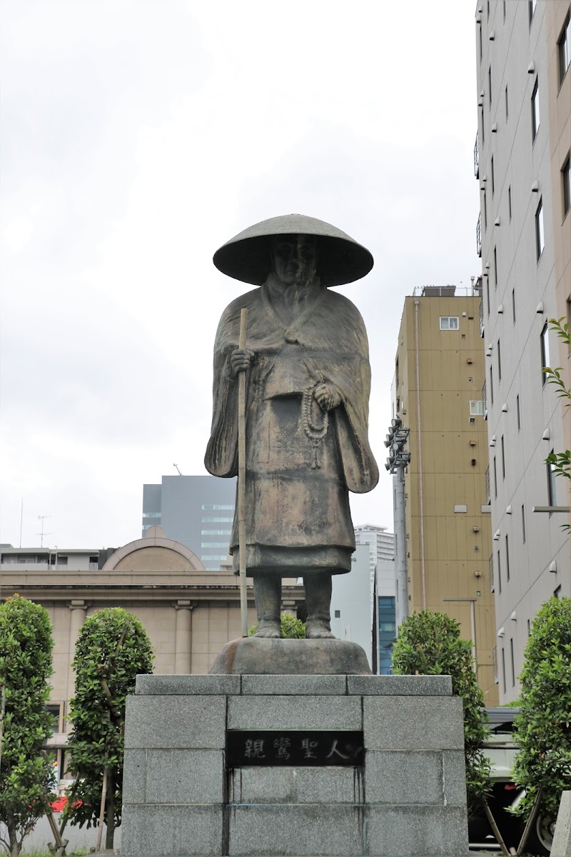 親鸞聖人の像