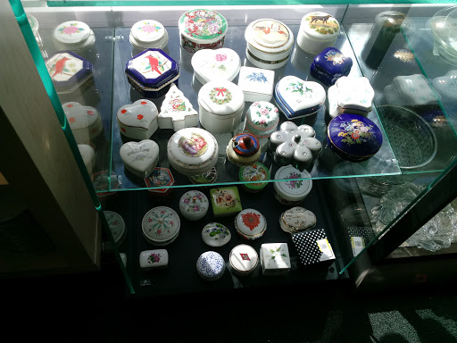 Thrift Store «WINGS Resale Store», reviews and photos, 300 W Golf Rd, Schaumburg, IL 60195, USA