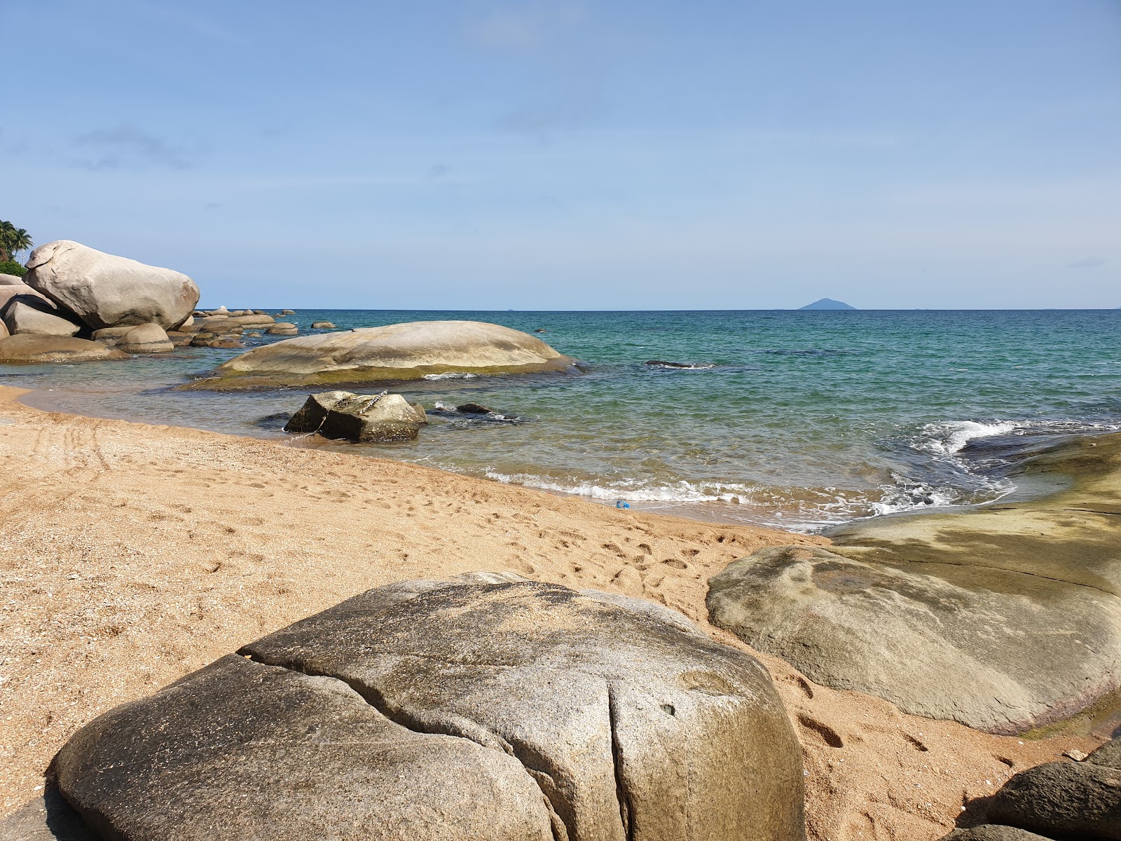 Foto de Bai Da Beach con arena brillante y rocas superficie