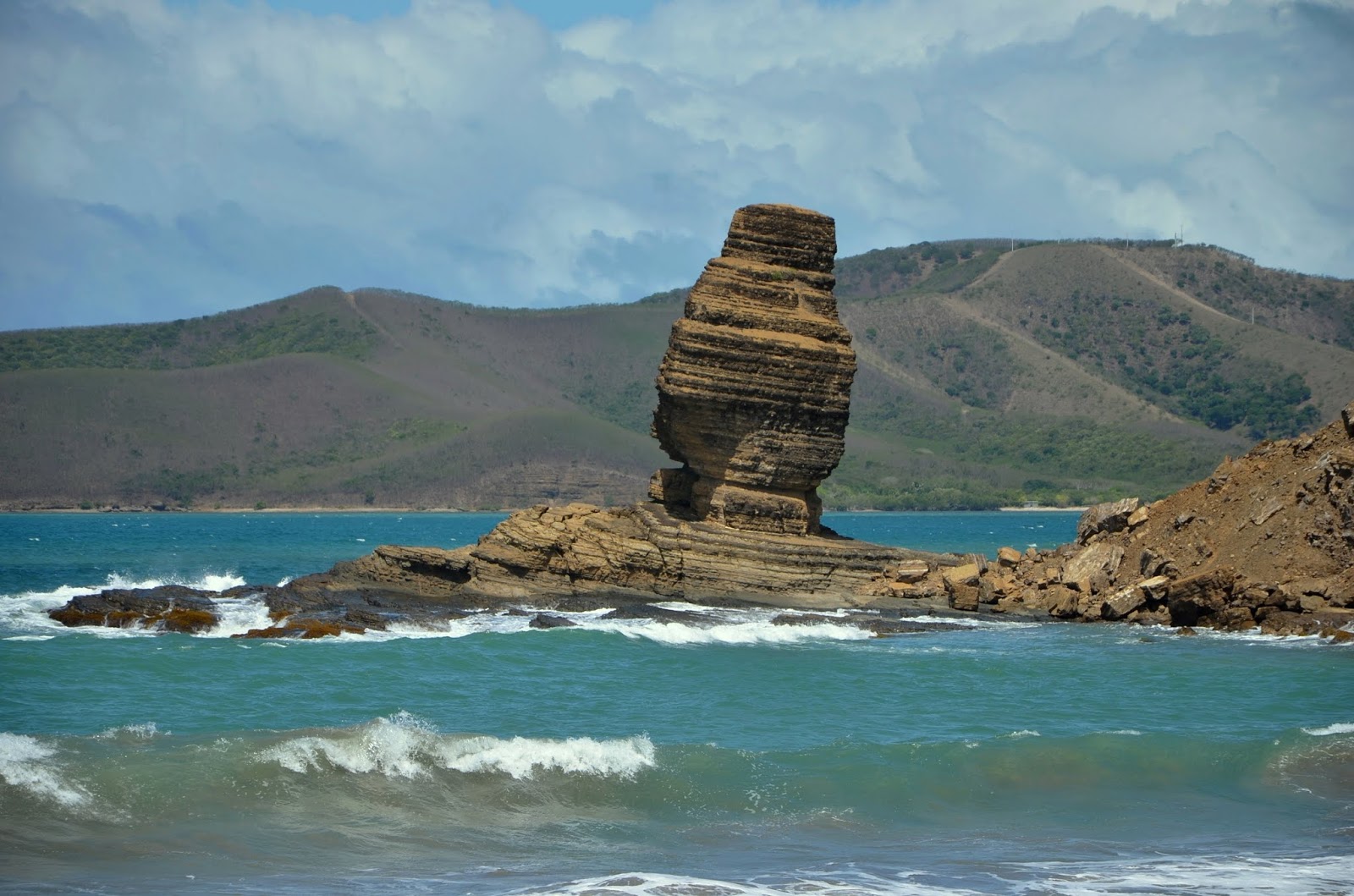 Foto de Roche Percee Beach rodeado por montanhas