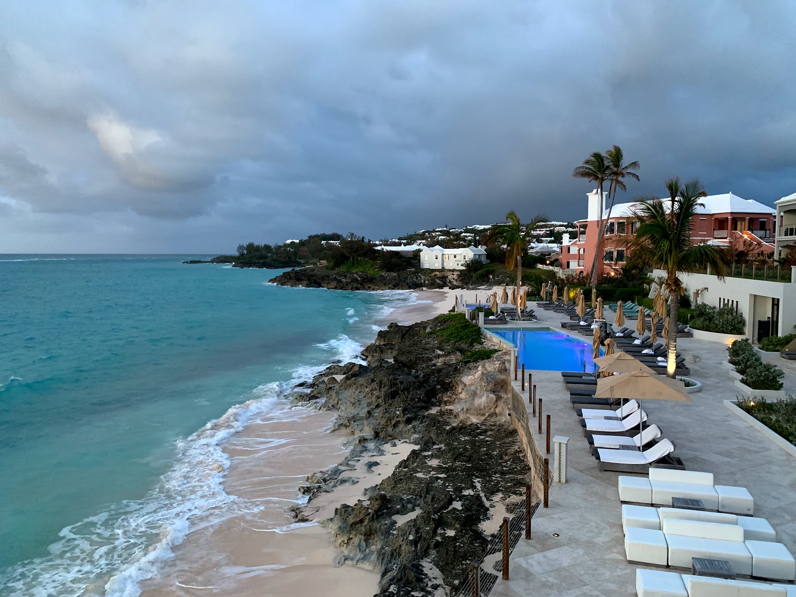 Foto de Pink Beach - East área de servicios