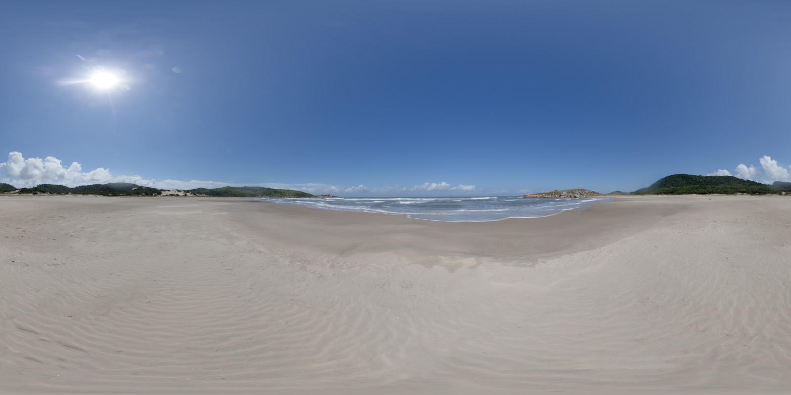 Photo de Praia da Gravata protégé par des falaises
