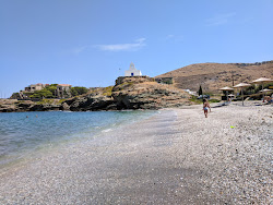 Livadhi beach'in fotoğrafı uçurumlarla desteklenmiş